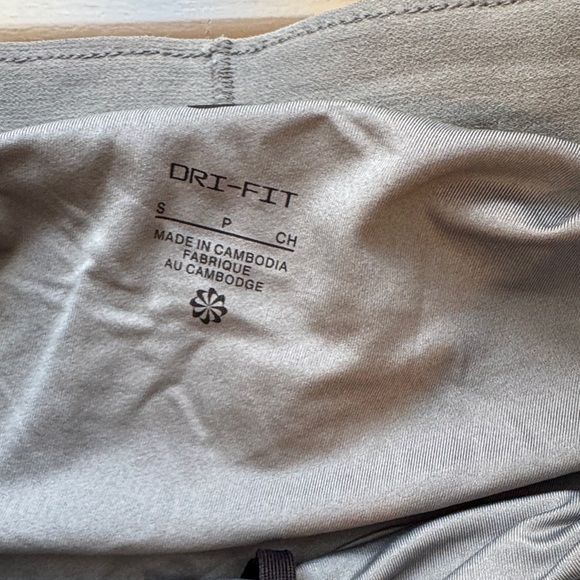 Nike Light Gray Sports Shorts dri fit - Picture 3 of 3